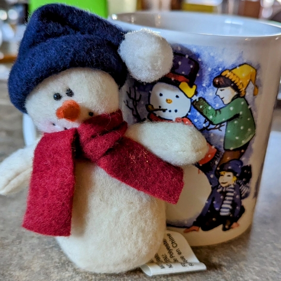 Whimsical Snowman Mug, approx 12-14 oz, Christmas gift idea, BNWOT - Picture 4 of 7